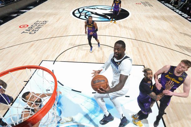 Timberwolves vs. Lakers: Julius Randle, of the Minnesota Timberwolves, basket the ball.