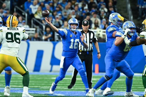 Lions vs. Packers: Jared Goff of Detroit Lions passes the ball.