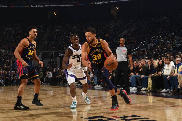 Warriors vs. Kings: Curry works his magic with the ball.