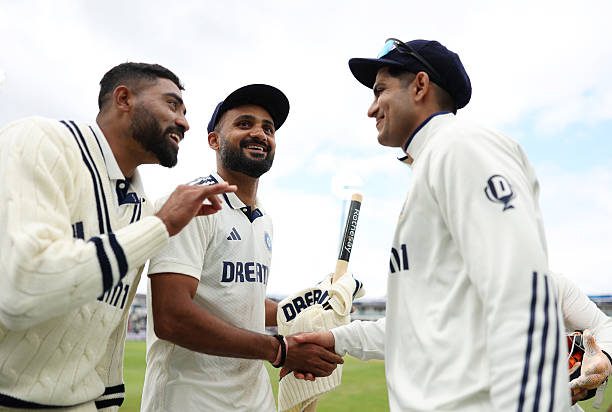 England needs 324 to win and Akash Deep , Siraj and Gill of India discussing about that.