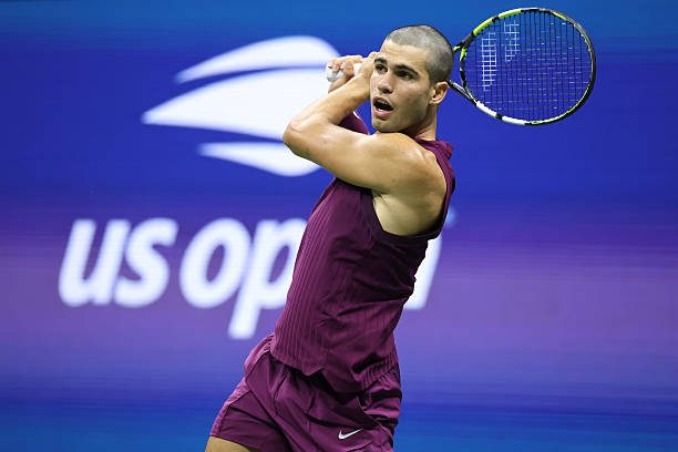 Carlos Alcaraz of Spain returns a shot against Reilly Opelka in US Open 2025.