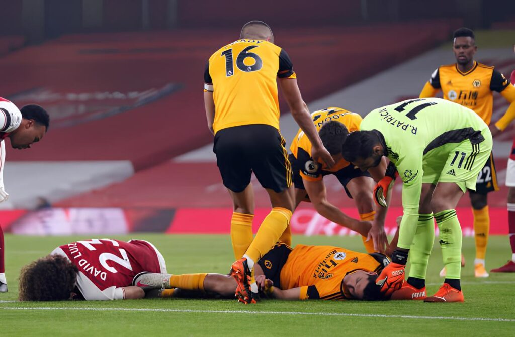  Arsenal's Brazilian defender David Luiz (L) and Wolverhampton Wanderers' Mexican striker Raul Jimenez lay injured and coach made Concussion Substitute.