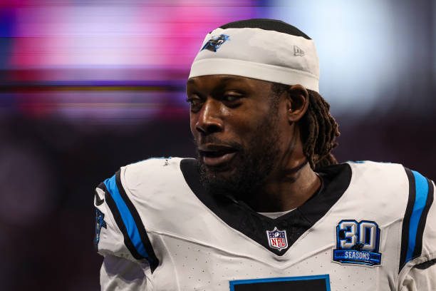 Jadeveon Clowney visits the Dallas Cowboys.