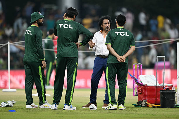 Former Pakistani cricketer Ramiz Raja (2R) interacts with Pakistan's players.